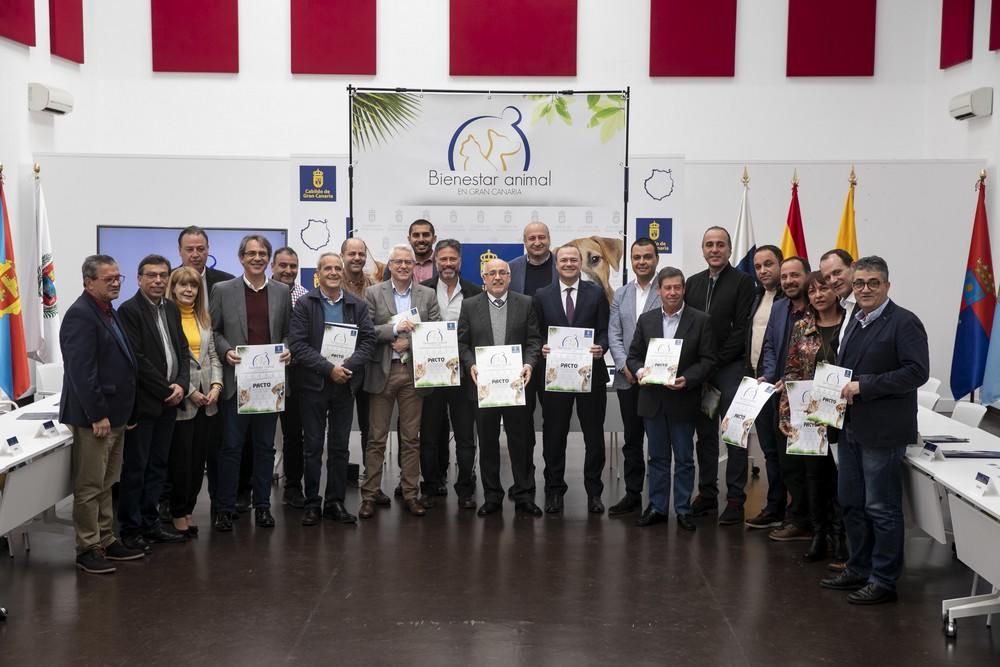 Firma del Pacto por el Bienestar Animal en Gran Canaria