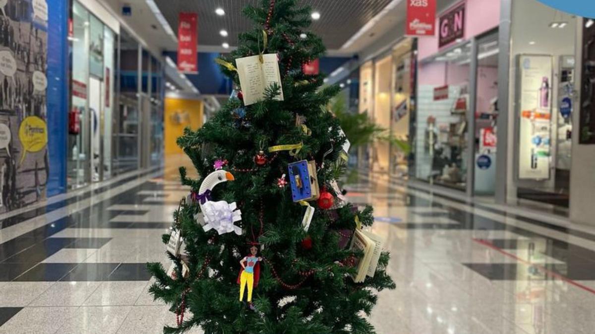 El Xoaquín Loriga gana el concurso de árboles navideños del Pontiñas Gadis