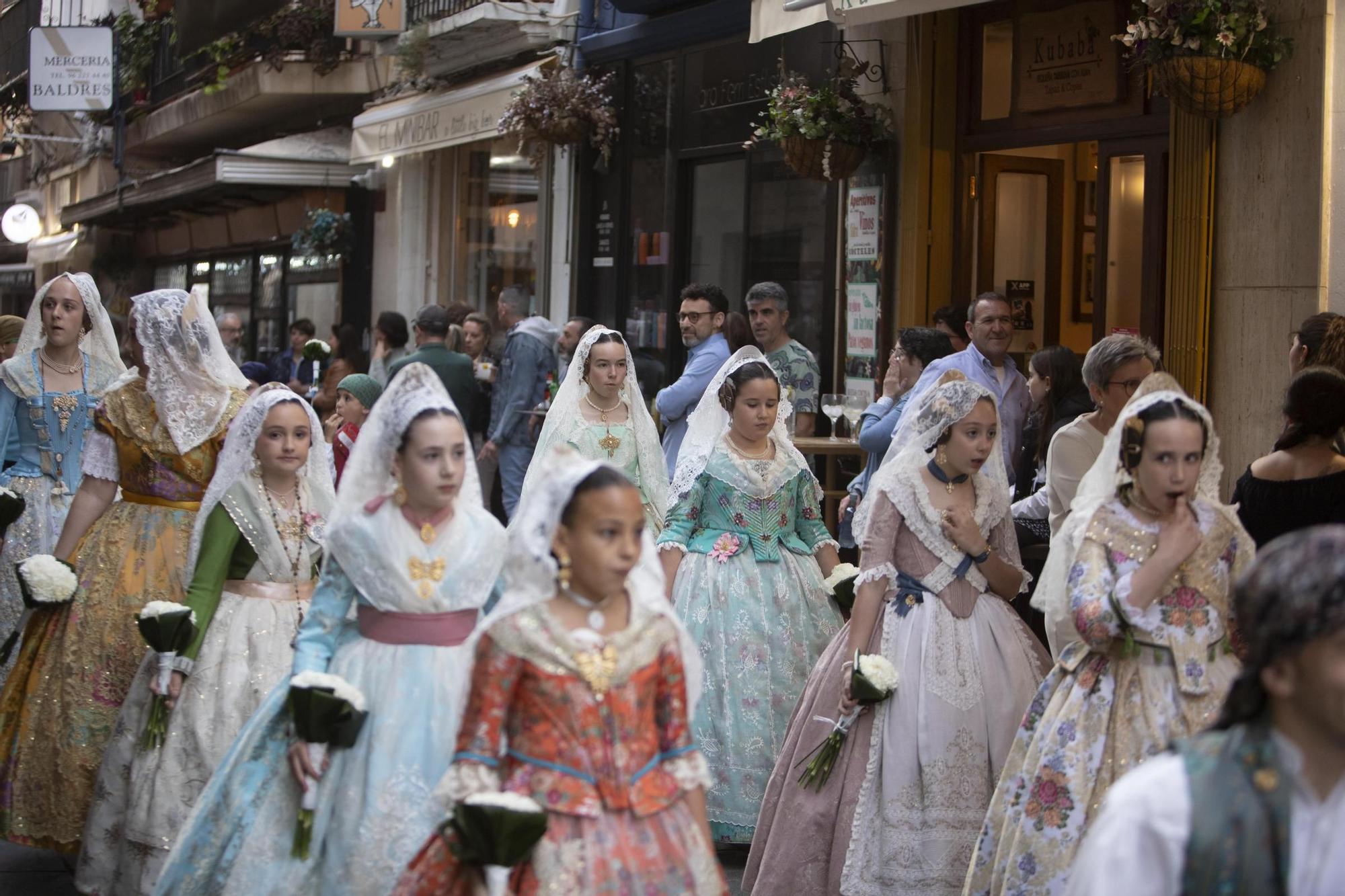 La multitudinaria Ofrenda fallera de Xàtiva, en imágenes