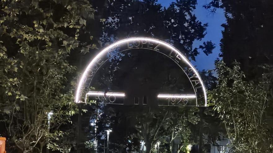 Polémica en Mérida por la portada iluminada del parque de los Enamorados: 