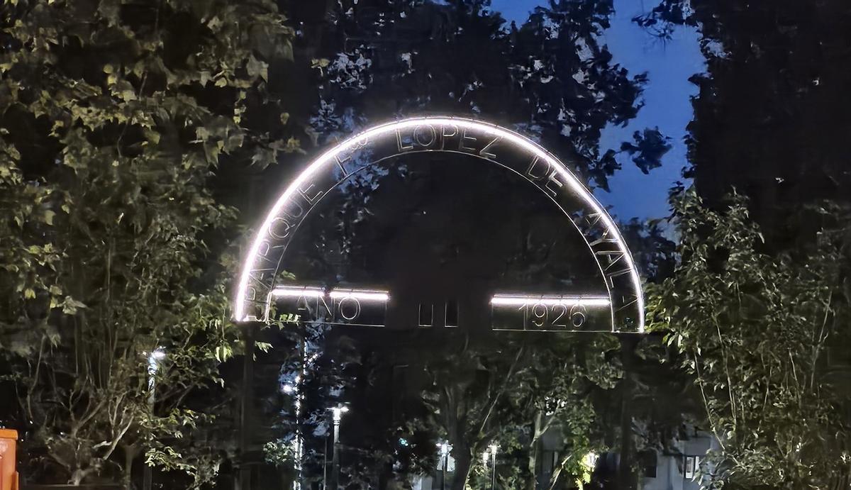 El arco iluminado del parque López de Ayala ha dividido la opinión vecinal en Mérida.