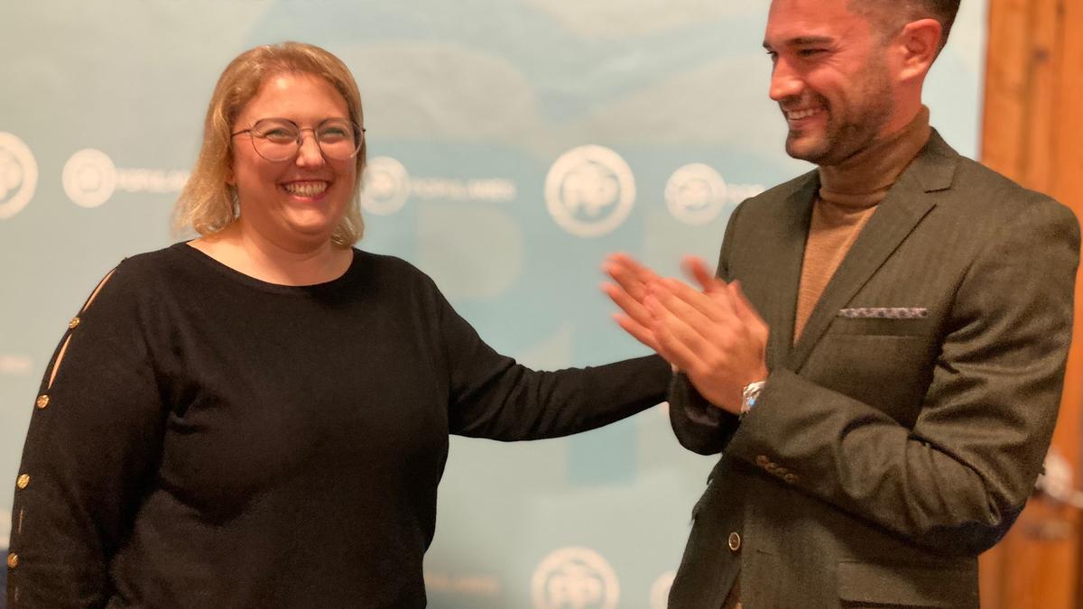 La candidata del PP en el Ayuntamiento de Llucmajor, Xisca Lascolas, y Éric Jareño.