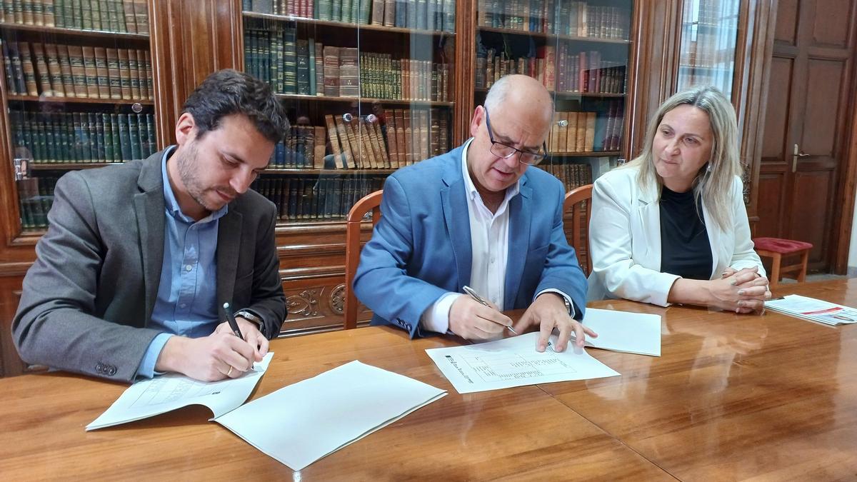 Moment de la firma del conveni.