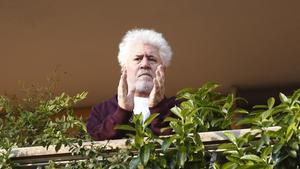 Almodóvar, desde su terraza, aplaude a los sanitarios.