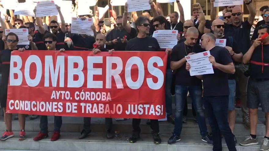 Los bomberos protestan a las puertas del Ayuntamiento