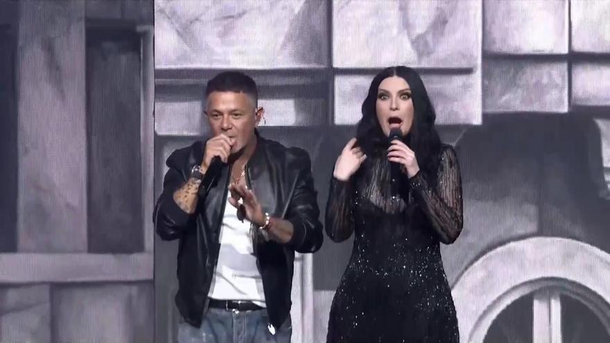 El momento en que Alejandro Sanz sorprende a Laura Pausini en pleno concierto en Bogotá
