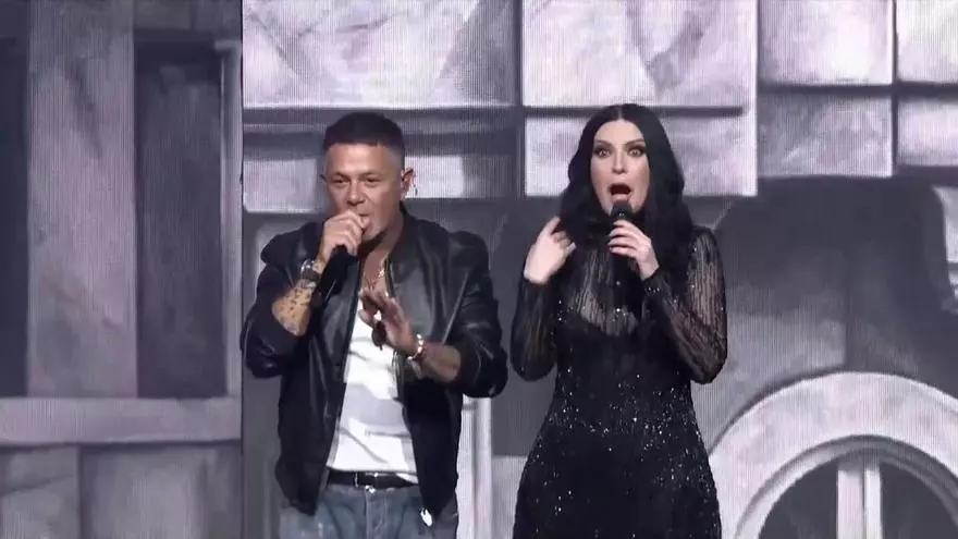 El momento en que Alejandro Sanz sorprende a Laura Pausini en pleno concierto en Bogotá