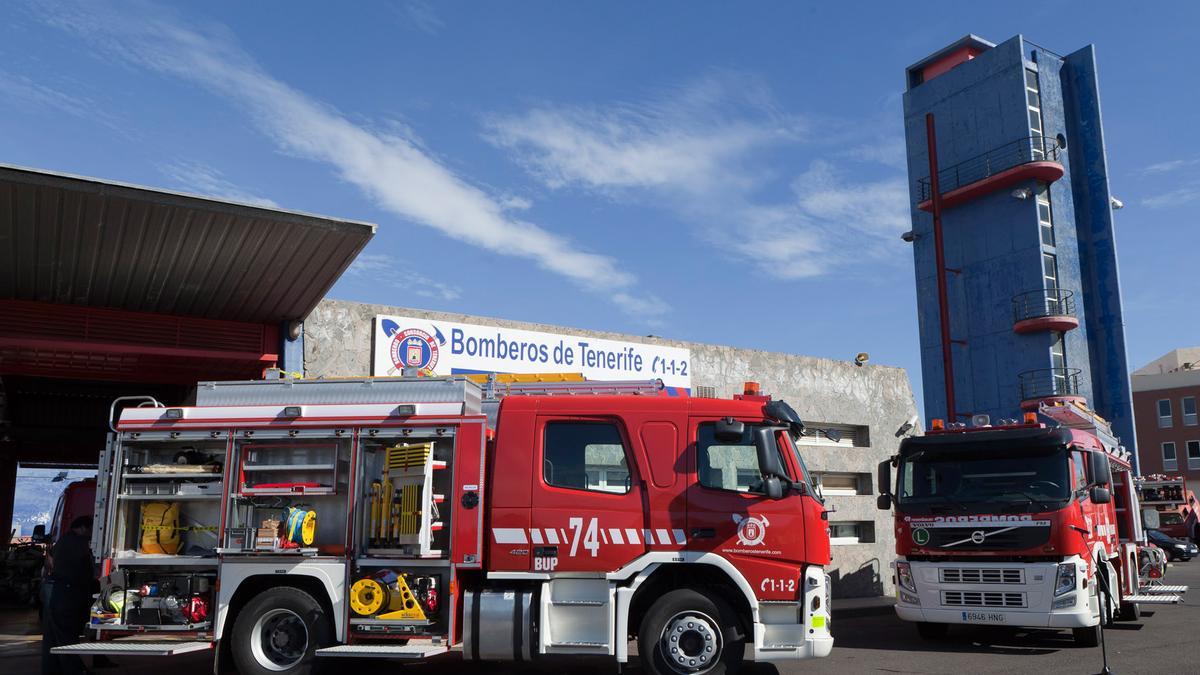 Un incendio en un garaje de Adeje afecta a 13 coches y obliga a evacuar a los vecinos