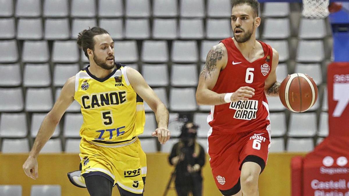 L&#039;argentí Pepo Barral bota la pilota durant el partit contra el Canoe a Fontajau.