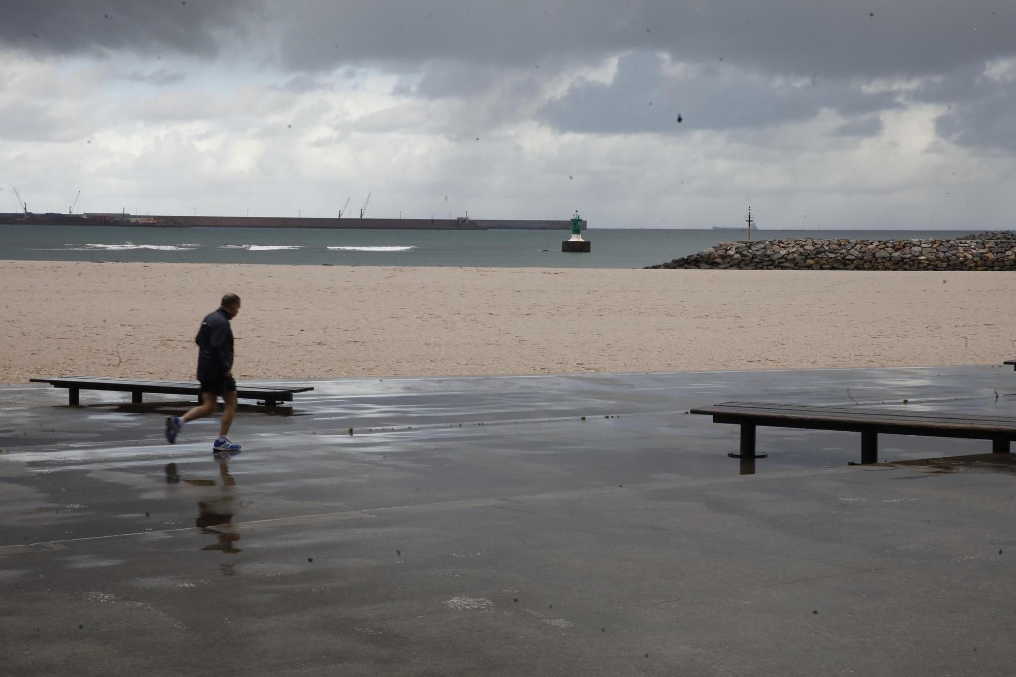 El granizo cubre la playa de Poniente