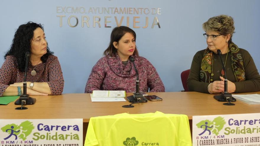 La edil Morate, en el centro, junto a las responsables de la asociación, en la presentación