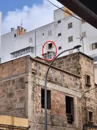 Policías salvan a una joven a punto de tirarse de un séptimo piso en Son Gotleu, en Palma