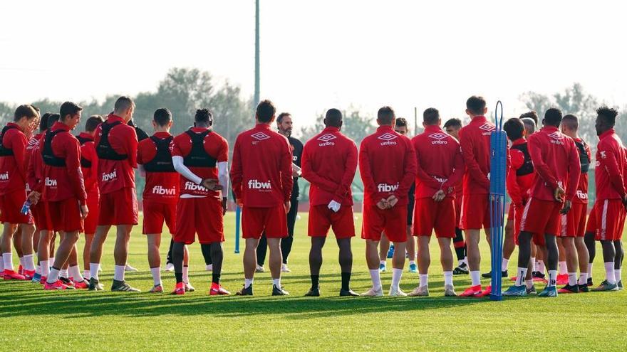 Moreno da indicaciones a sus jugadores durante un entrenamiento.