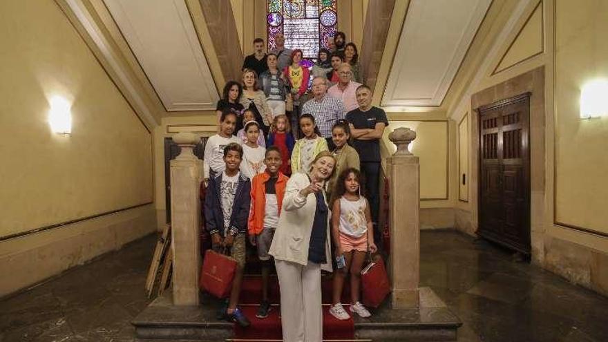 La alcaldesa, Mariví Monteserín, encabeza la foto de familia con los pequeños veraneantes saharauis.