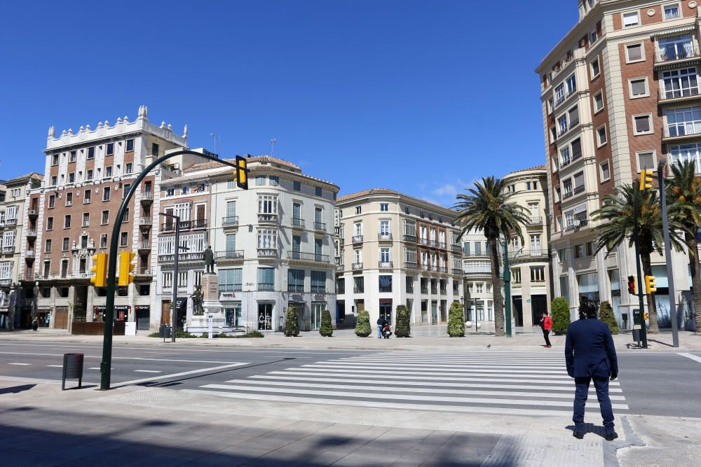 Tras varios días marcados por la lluvia, el sol vuelve a brillar en Málaga este viernes que, aún siendo Viernes de Dolores, sigue siendo un viernes en cuarentena. Pocas o ninguna persona por las siempre concurridas calle Larios, plaza de la Constitución o la renovada Alameda Principal. Tampoco nadie en la plaza de la Marina, cuando son ya prácticamente tres las semanas que llevamos de confinamiento obligatorio tras decretarse el estado de alarma por la pandemia de coronavirus.