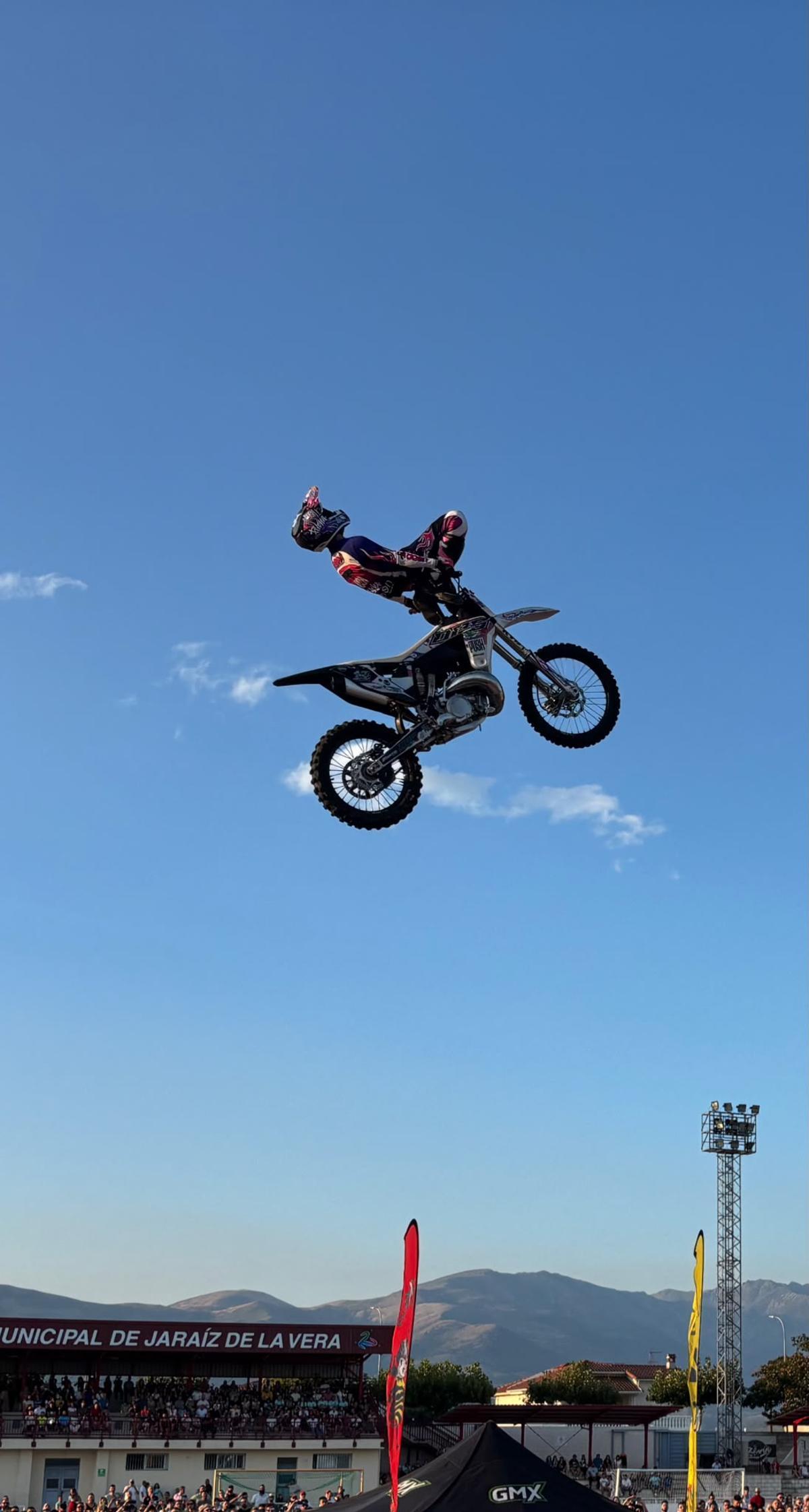Motero volando.