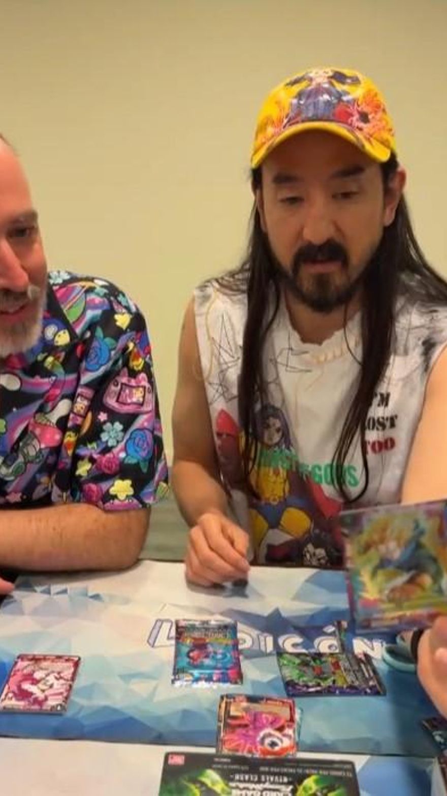 Steve Aoki mostrando una carta