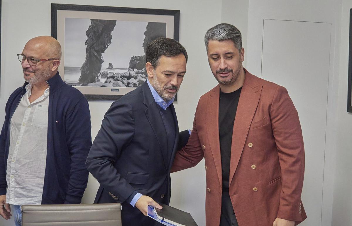 Ángel Chinea (i), Lope Afonso (c) y Luis Yeray Gutiérrez durante la reunión.