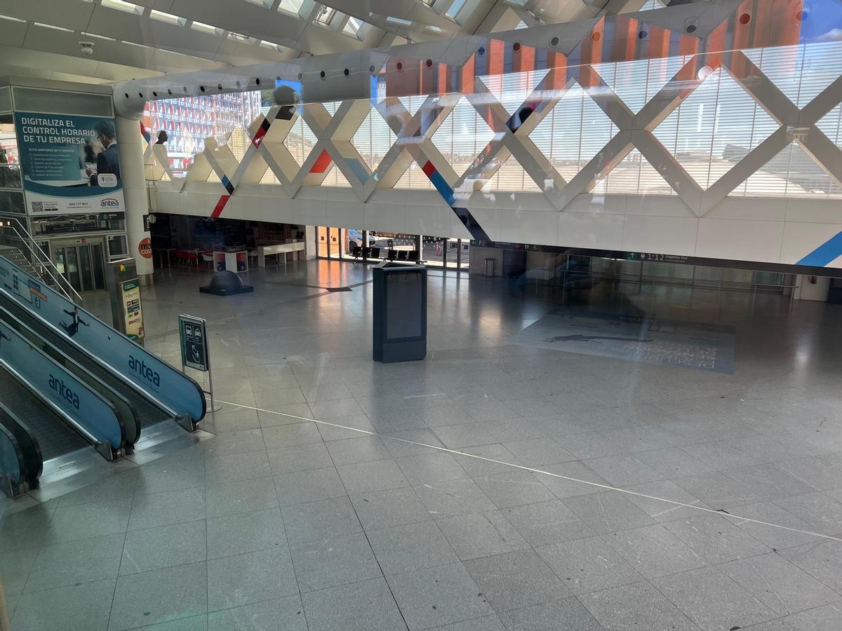 Uno de los vestíbulos de Atocha, completamente vacío después del desalojo.