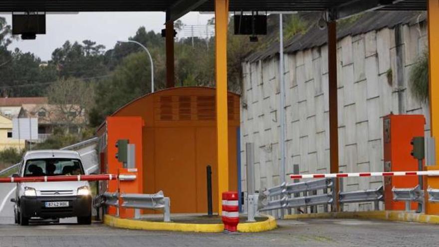 Dos cajeros automáticos cobran a los usuarios la tasa desde hace tres meses en Vilariño.  // José Lores