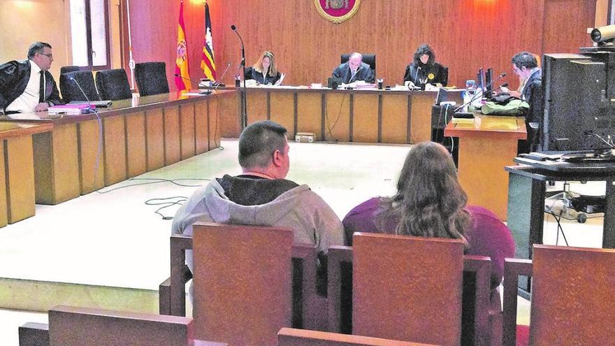 Los dos condenados, ayer, en el juicio en la Audiencia.