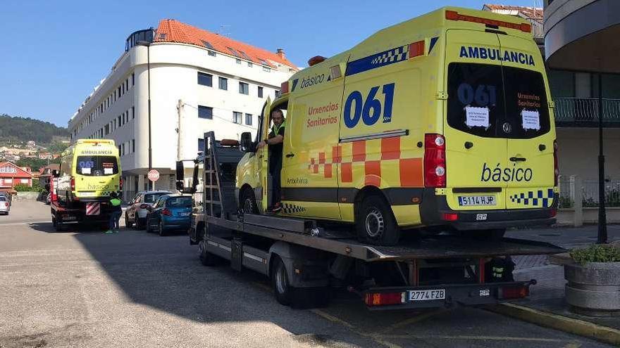 Las grúas, ayer por la mañana, retirando las dos ambulancias para reparar los pinchazos. // G. Núñez