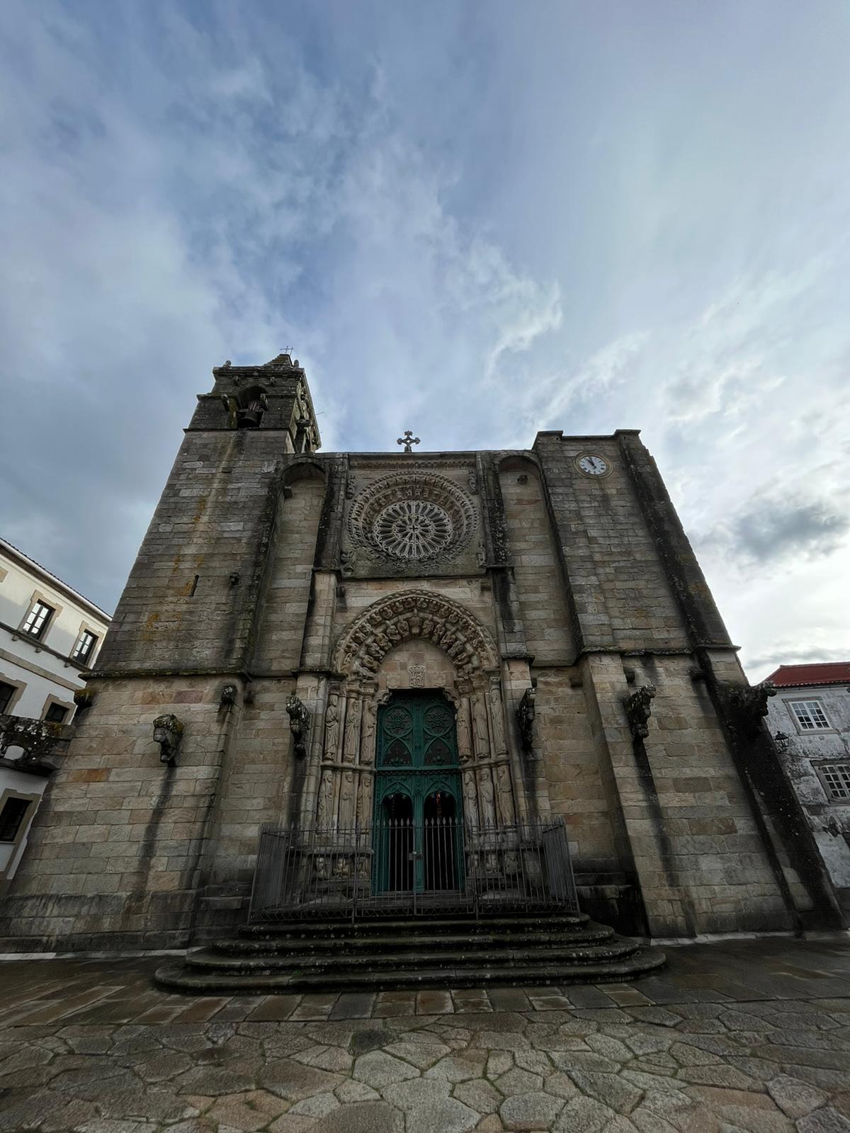 Fachada de la iglesia de San Martiño, con la torre sur inacabada.