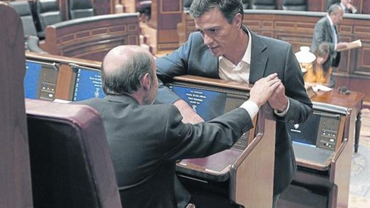 El exvicepresidente del Gobierno Alfredo Pérez Rubalcaba conversa con su sucesor como secretario general del PSOE, Pedro Sánchez, en el Congreso, en una foto de archivo.