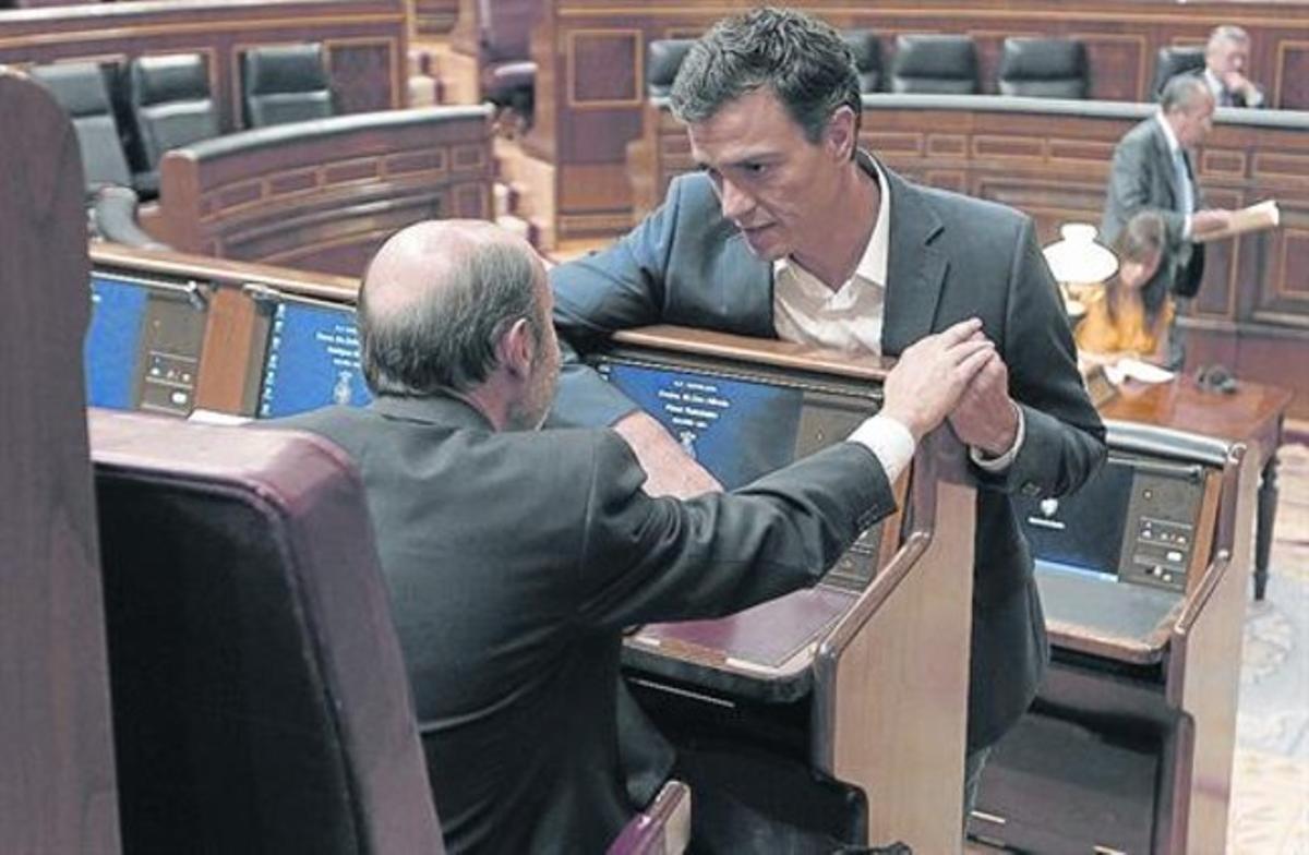 Rubalcaba parla amb un dels aspirants a succeir-lo, Pedro Sánchez, ahir al Congrés. Rubalcaba parla amb un dels aspirants a succeir-lo, Pedro Sánchez, ahir al Congrés.