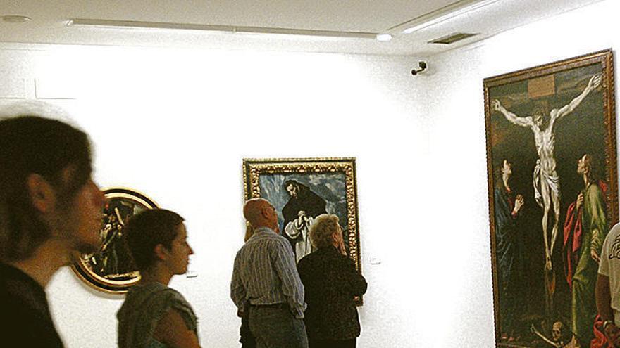 Visitantes en la exposición de la colección Arango en el Museo de Bellas Artes de Asturias.