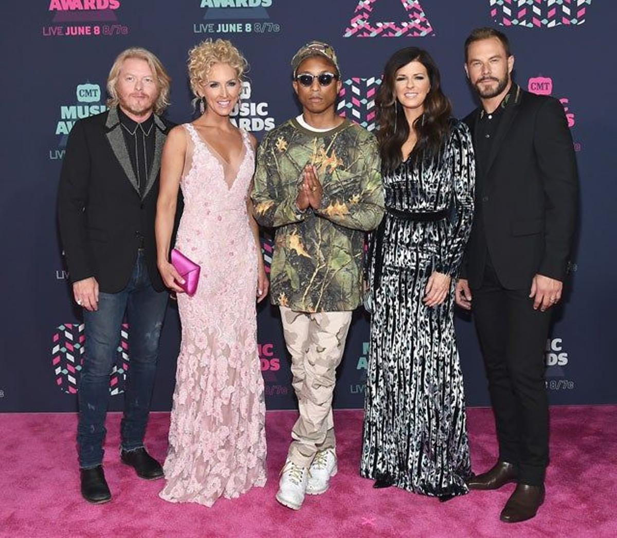 Pharrell Williams junto a Phillip Sweet, Kimberly Schlapman, Karen Fairchild y Jimi Westbrook,componentes del grupo Little Big Town, en la alfombra rosa de los CMT Music Awards 2016.