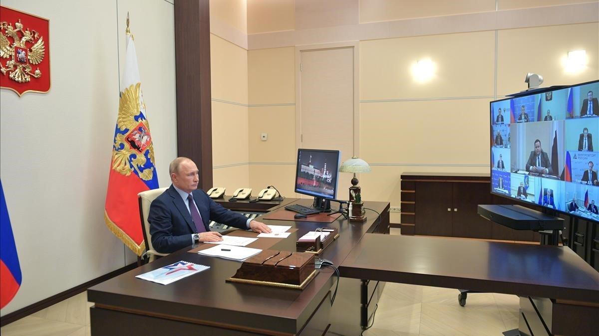 zentauroepp53335980 russian president vladimir putin attends a meeting on the im200507163359