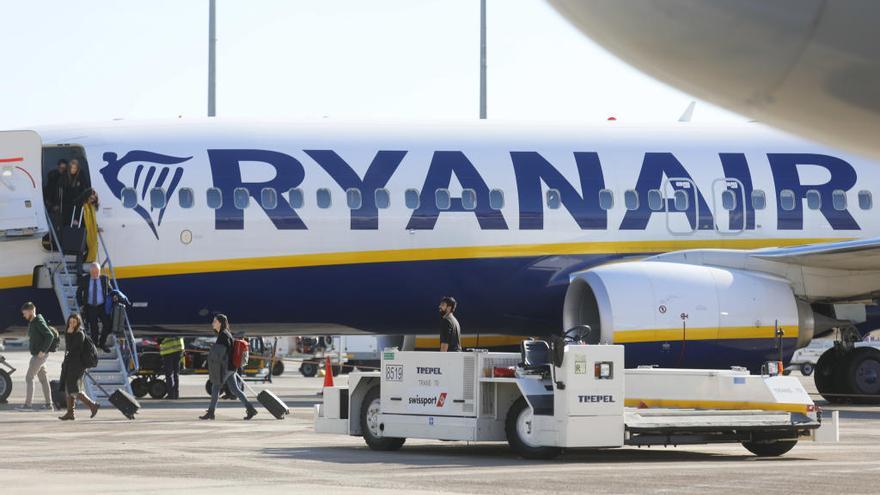 Un aparato de Ryanair en el aeropuerto de València, en una imagen de archivo.