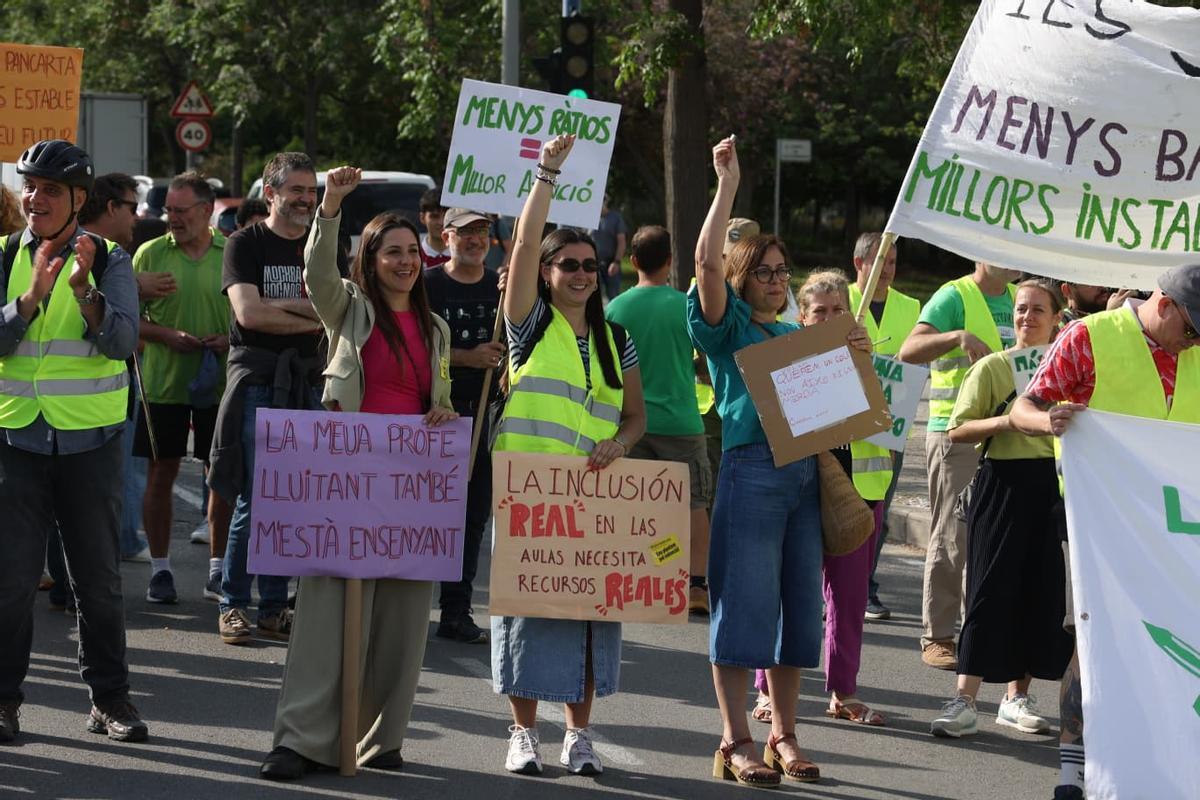 Huelga de docentes en Alicante: la manifestación llega a la Avenida de Dénia