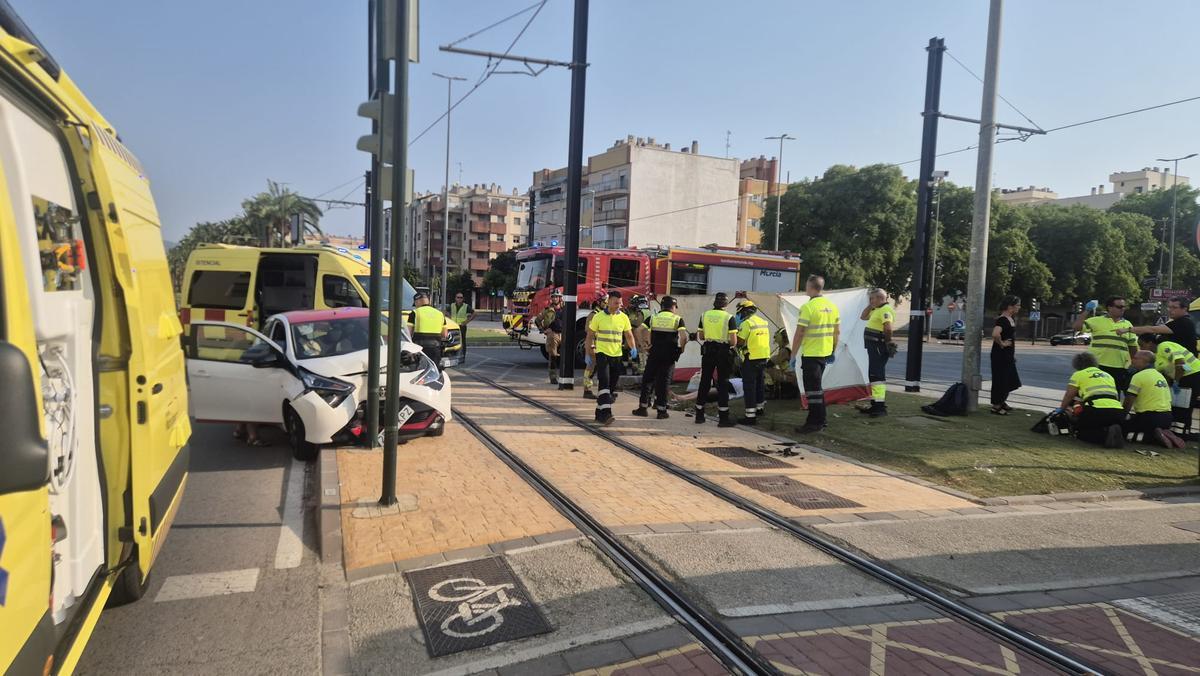 Sanitarios, servicios de emergencias y bomberos ayudan en el lugar del accidente.