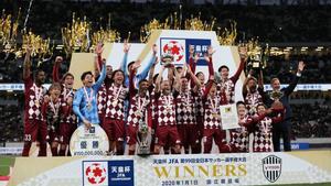 Iniesta levanta la Copa del Emperador en Japón tras la victoria del Vissel Kobe sobre el Kashima.