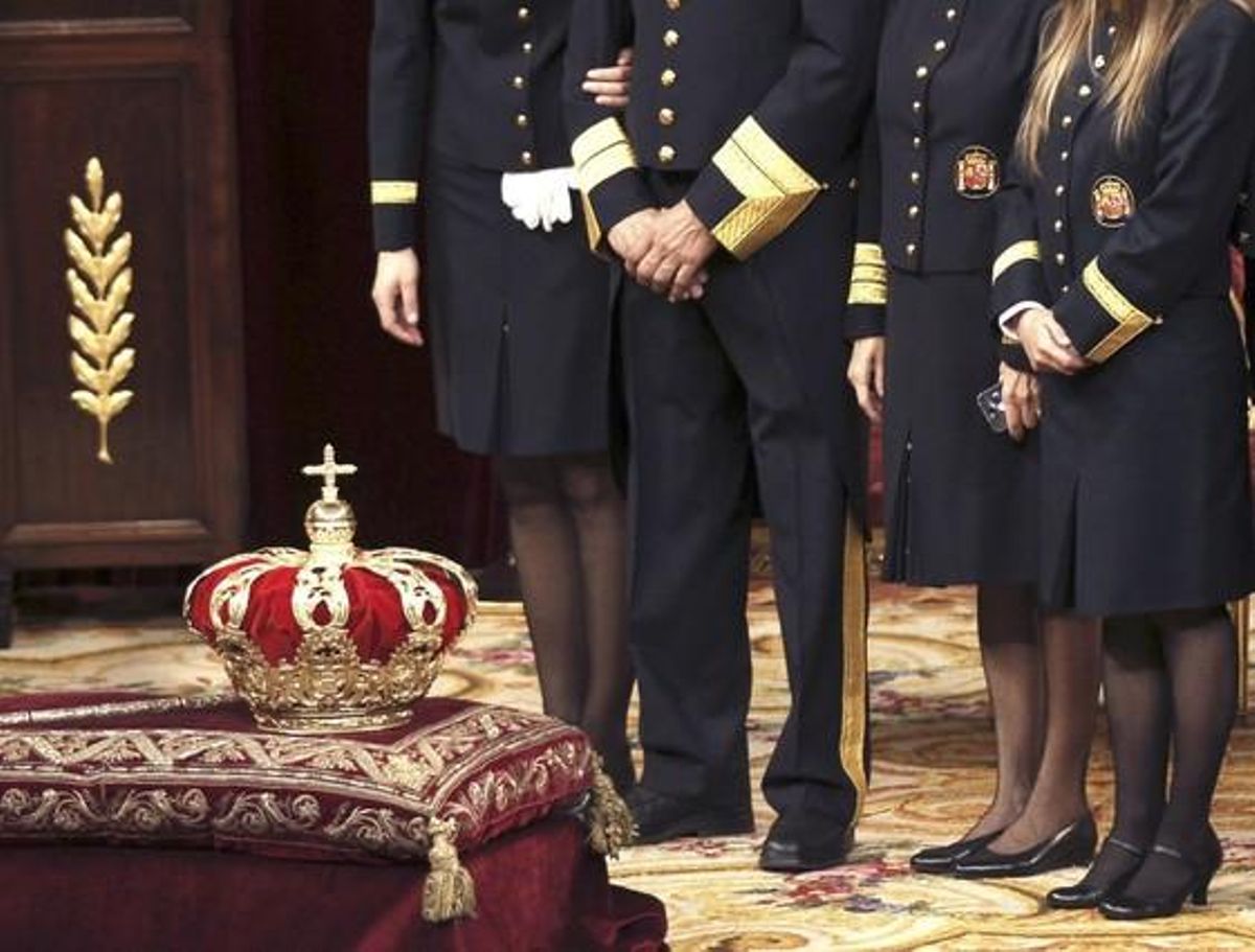 Els acomodadors, drets, al costat de la corona a linterior de lhemicicle abans de la proclamació del del nou rei Felip VI al Congrés dels Diputats.