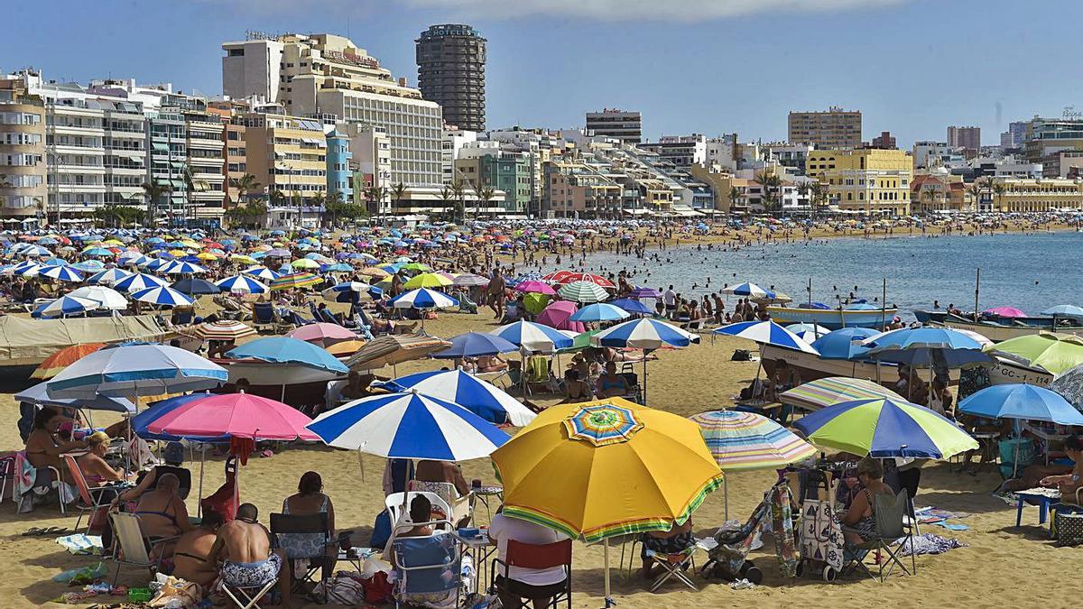 Bañistas, ayer, último domingo de agosto en la playa de Las Canteras de la capital grancanaria. | | ANDRÉS CRUZ