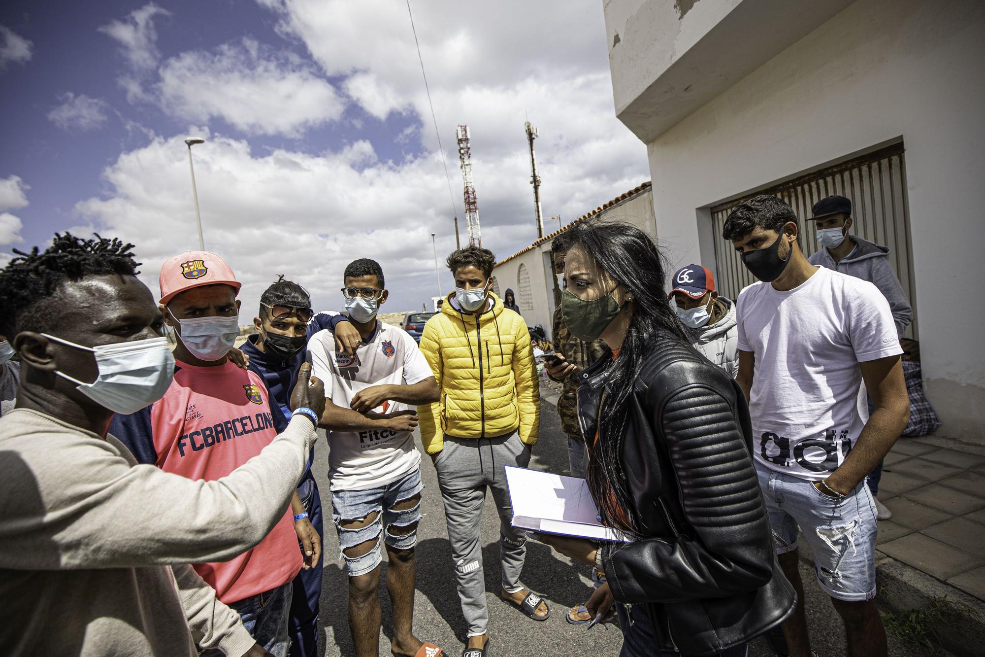 Migrantes fuera del CIE El Matorral en Fuerteventura