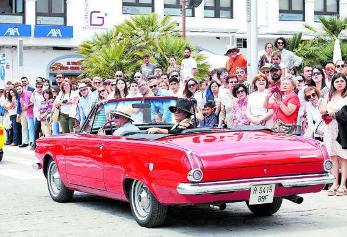 El desfile de carros, caballos, coches y motos comenzará a las doce del mediodía.