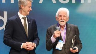 El MWC premia a Martin Cooper, inventor del primer telèfon mòbil el 1973