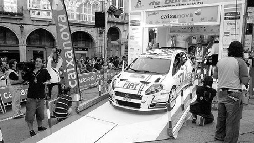 El Punto de Miguel Fuster, ayer, en la ceremonia de salida de la edición de 2008 del rally de Ourense. / Jesús Regal