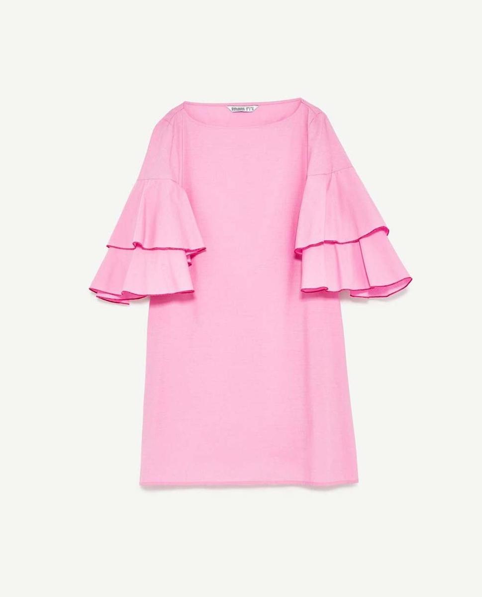 Vestido rosa con volantes de Zara (Precio: 25.95 euros)