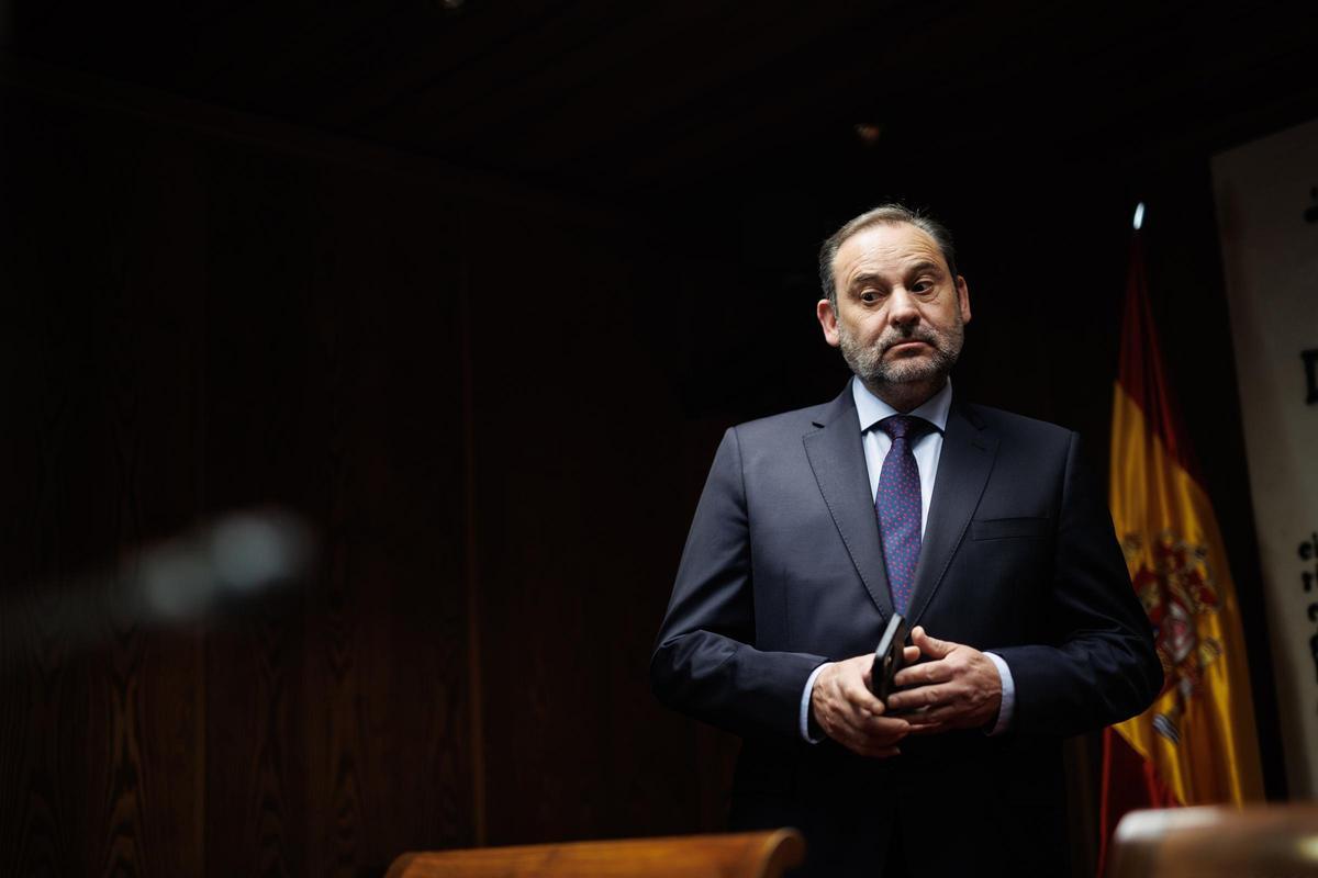 El exministro de Transportes José Luis Ábalos a su llegada para comparecer durante la Comisión de Investigación sobre los contratos públicos realizados durante la pandemia del covid-19.