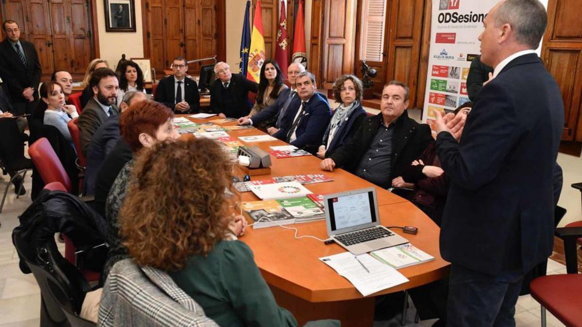 Longinos Marín explicando los objetivos del Foro ODSesiones de la UMU . | L.O.