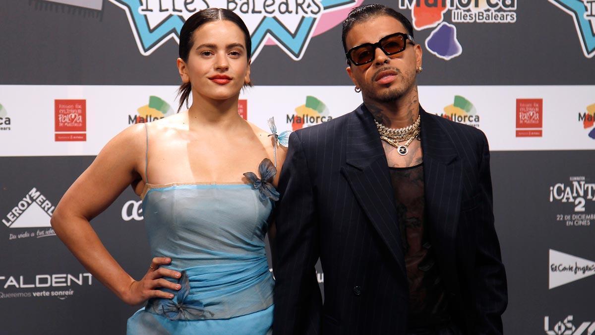 Los cantantes Rosalía y Rauw Alejandro posan en el photocall de los 40 Music Awards 2021.