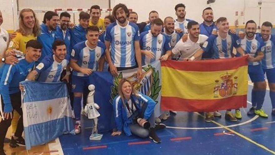 La plantilla del Málaga Fútsal celebra el ascenso.