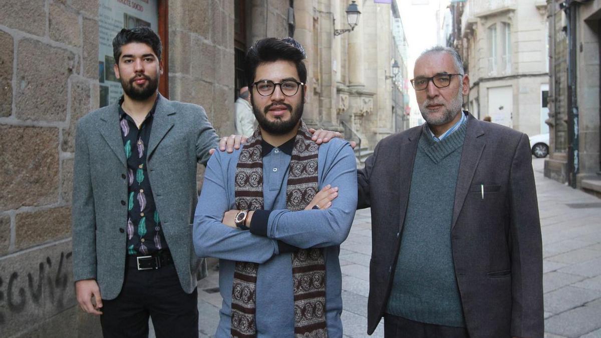 Mohammad Ali Hoseini, en el centro, con su hermano y su padre, frente al Liceo. // IÑAKI OSORIO