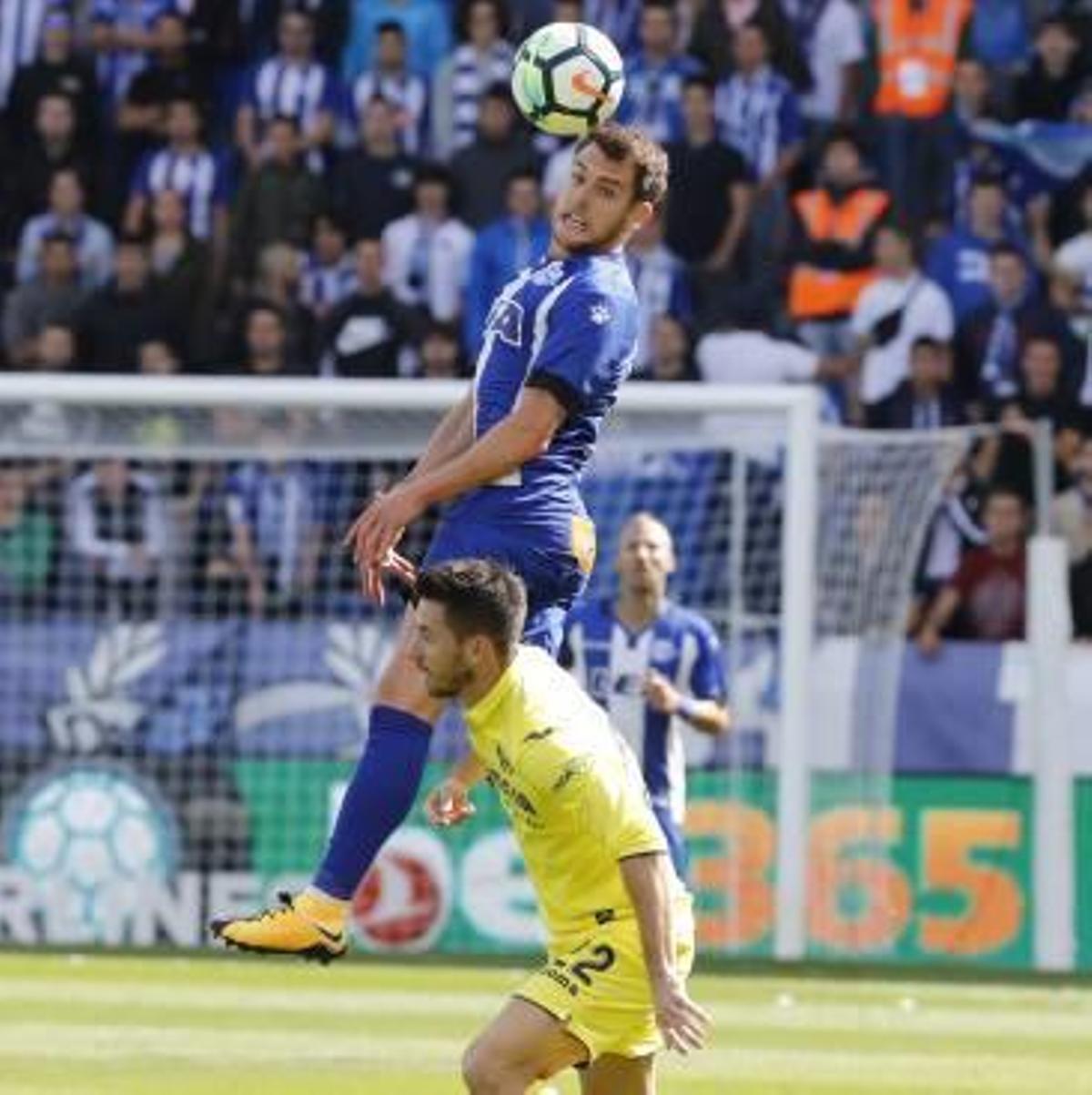 Ibai y Rukavina pelean por el esférico.