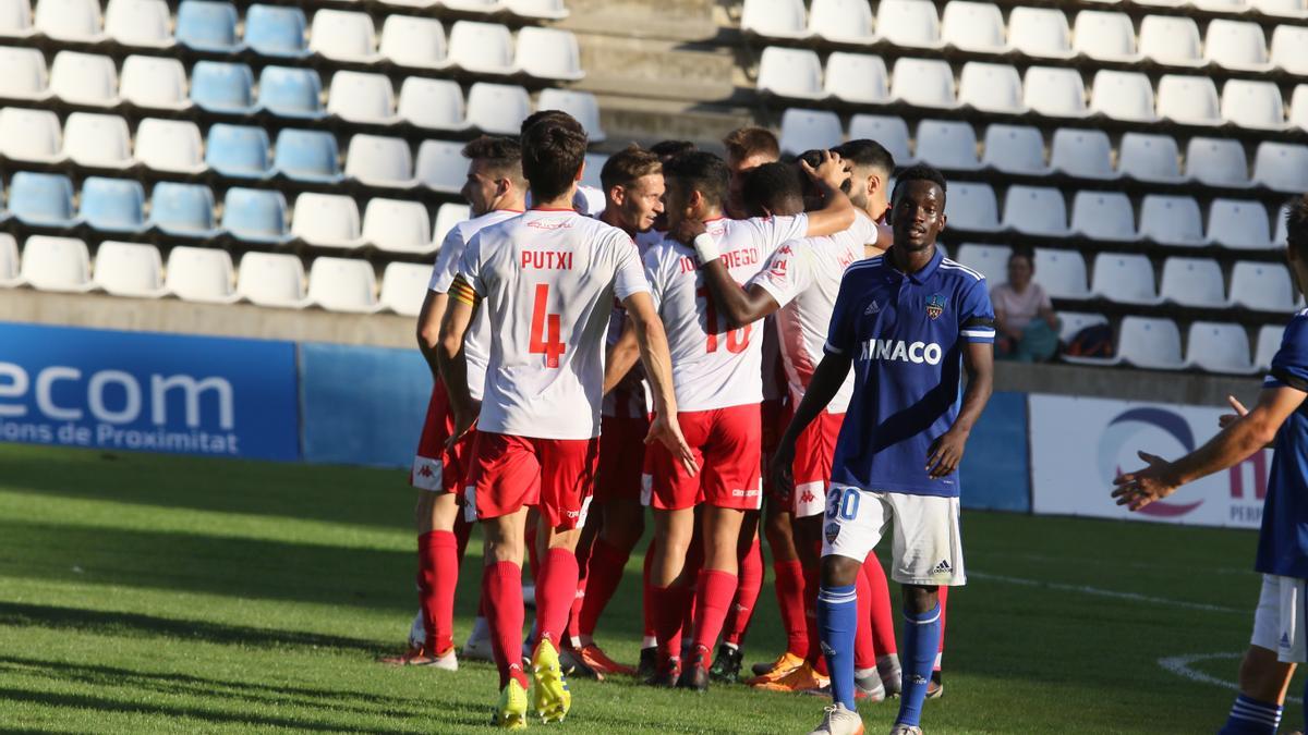 Els jugadors del CE Manresa celebren el gol aconseguit per Toni Sureda